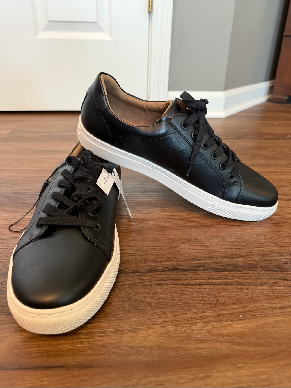 NWT Banana Republic Men’s Black Leather Low-Top Sneakers with White Sole Sz 10.5